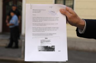 Zagreb: Roditelji navijača uhićenih u Ateni okupili se pred Ministarstvom vanjskih poslova Zagreb: Roditelji navijača uhićenih u Ateni okupili se pred Ministarstvom vanjskih poslova