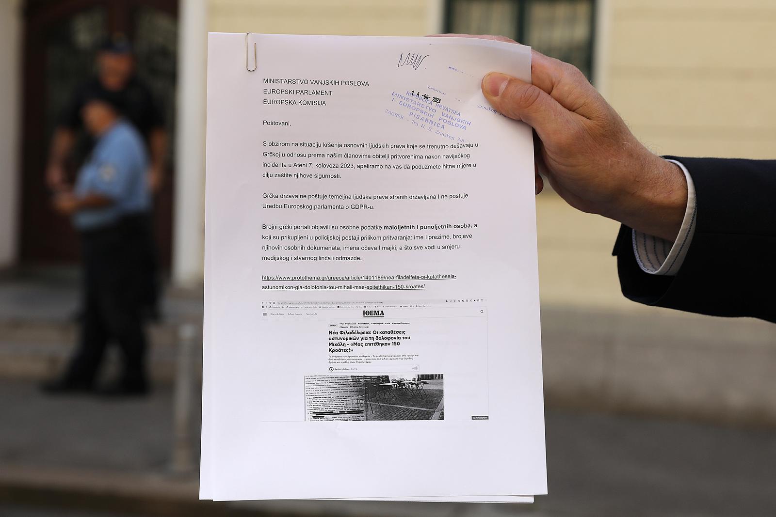 Zagreb: Roditelji navijača uhićenih u Ateni okupili se pred Ministarstvom vanjskih poslova Zagreb: Roditelji navijača uhićenih u Ateni okupili se pred Ministarstvom vanjskih poslova