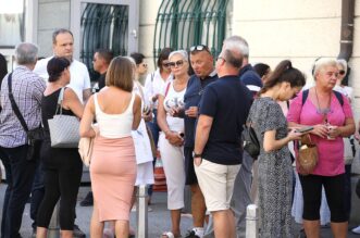 Zagreb: Roditelji navijača uhićenih u Ateni okupili se pred Ministarstvom vanjskih poslova Zagreb: Roditelji navijača uhićenih u Ateni okupili se pred Ministarstvom vanjskih poslova