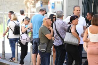 Zagreb: Roditelji navijača uhićenih u Ateni okupili se pred Ministarstvom vanjskih poslova Zagreb: Roditelji navijača uhićenih u Ateni okupili se pred Ministarstvom vanjskih poslova