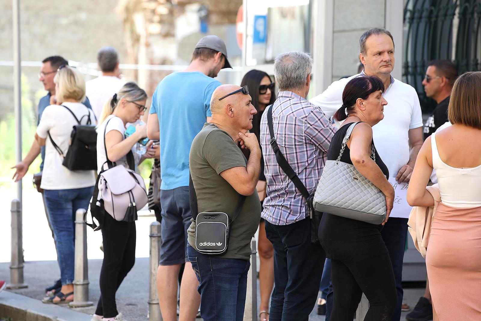 Zagreb: Roditelji navijača uhićenih u Ateni okupili se pred Ministarstvom vanjskih poslova Zagreb: Roditelji navijača uhićenih u Ateni okupili se pred Ministarstvom vanjskih poslova