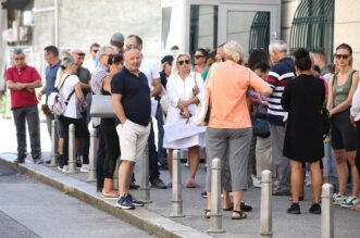 Zagreb: Roditelji navijača uhićenih u Ateni okupili se pred Ministarstvom vanjskih poslova Zagreb: Roditelji navijača uhićenih u Ateni okupili se pred Ministarstvom vanjskih poslova