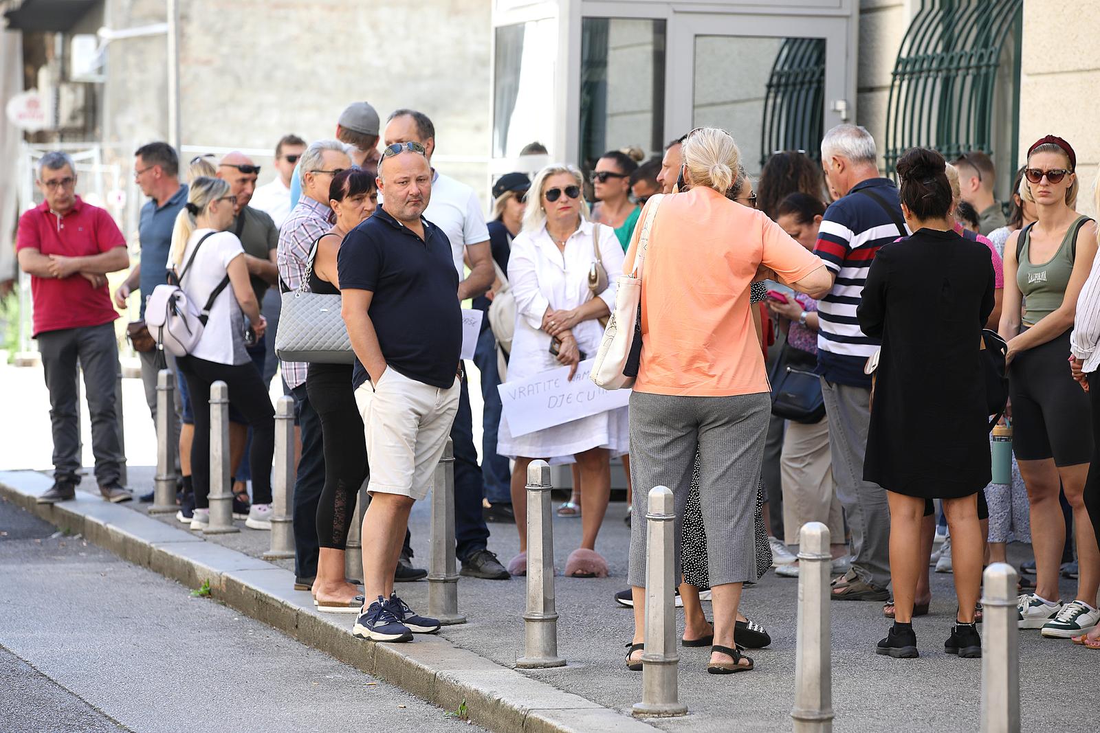 Zagreb: Roditelji navijača uhićenih u Ateni okupili se pred Ministarstvom vanjskih poslova Zagreb: Roditelji navijača uhićenih u Ateni okupili se pred Ministarstvom vanjskih poslova