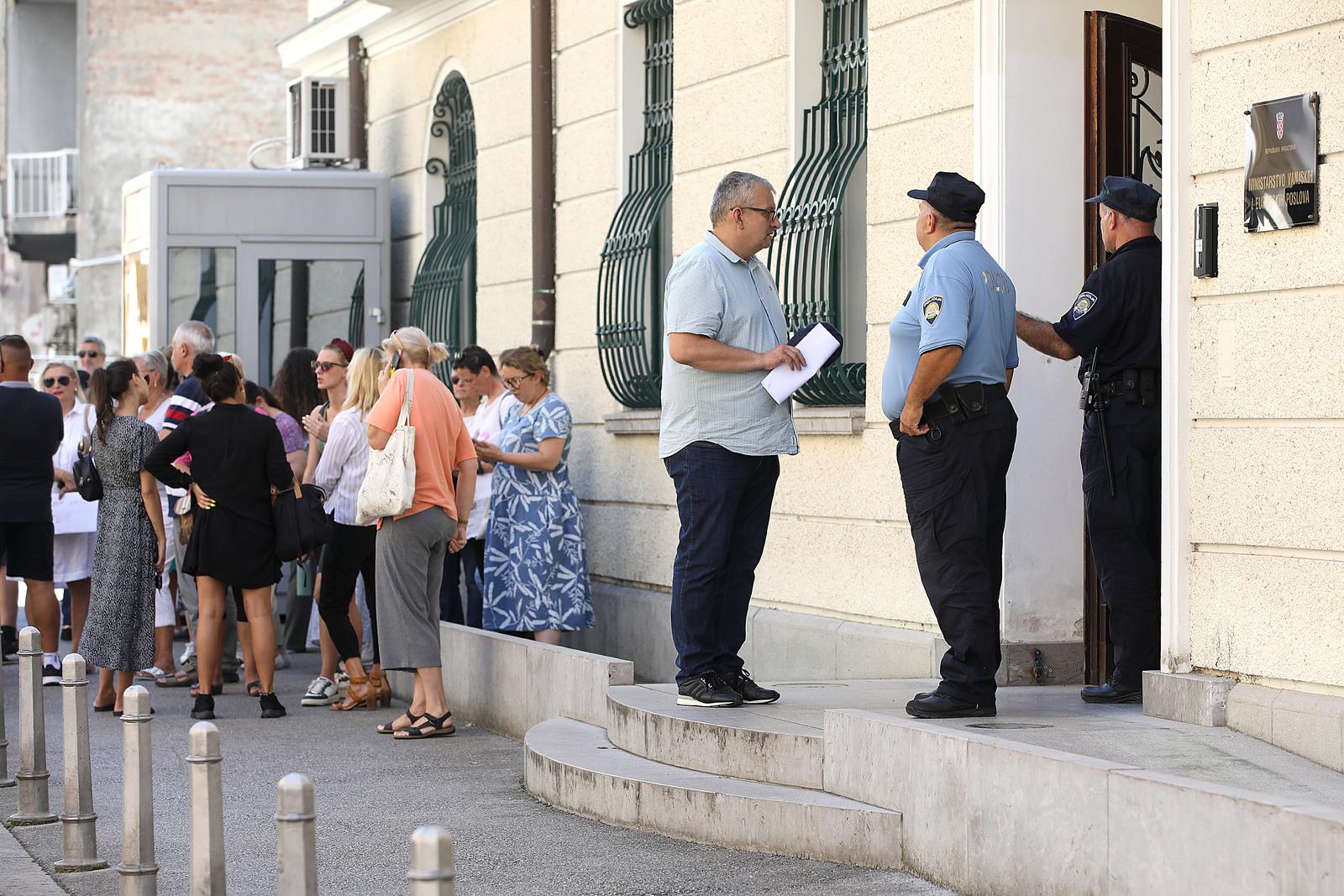 Zagreb: Roditelji navijača uhićenih u Ateni okupili se pred Ministarstvom vanjskih poslova Zagreb: Roditelji navijača uhićenih u Ateni okupili se pred Ministarstvom vanjskih poslova