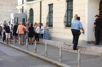 Zagreb: Roditelji navijača uhićenih u Ateni okupili se pred Ministarstvom vanjskih poslova Zagreb: Roditelji navijača uhićenih u Ateni okupili se pred Ministarstvom vanjskih poslova