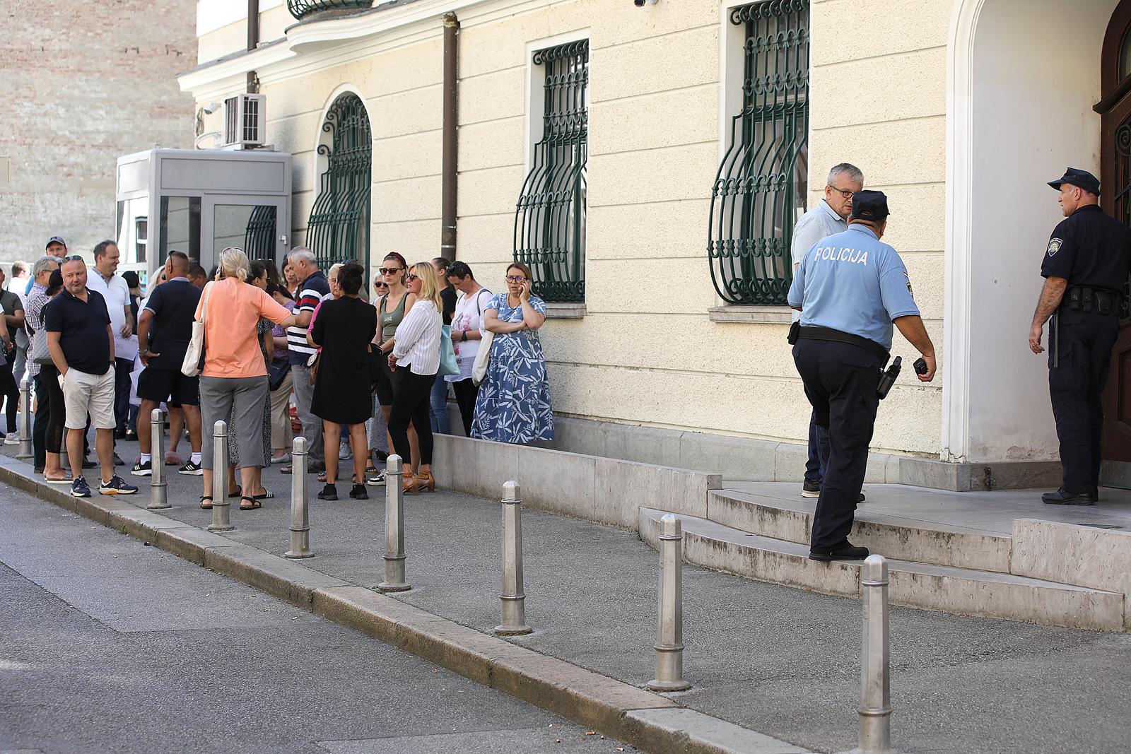 Zagreb: Roditelji navijača uhićenih u Ateni okupili se pred Ministarstvom vanjskih poslova Zagreb: Roditelji navijača uhićenih u Ateni okupili se pred Ministarstvom vanjskih poslova