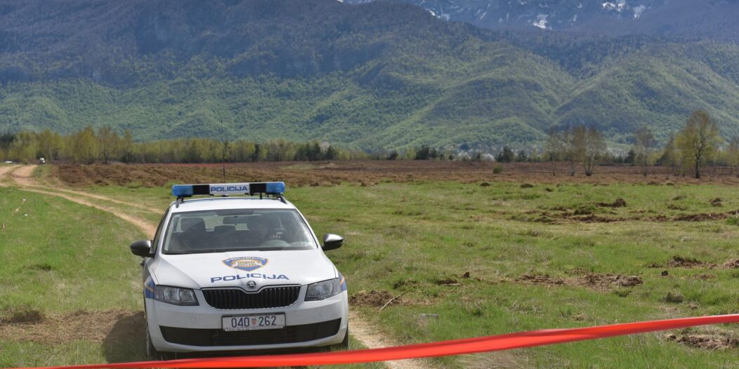 Li?ki Ribnik: Jedan pirotehni?ar poginuo, a dvojica ozlije?ena tijekom razminiranja Li?ki Ribnik: Jedan pirotehni?ar poginuo, a dvojica ozlije?ena tijekom razminiranja