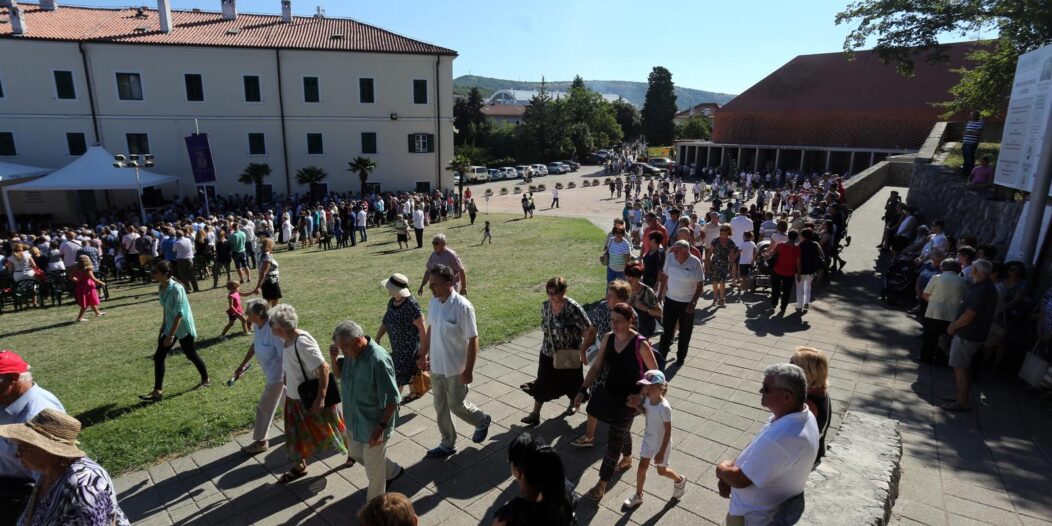 Rijeka: Tisu?e vjernika obiljeavaju blagdan Velike Gospe na Trsatskom svetitu Rijeka: Tisu?e vjernika obiljeavaju blagdan Velike Gospe na Trsatskom svetitu