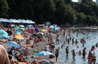 Rijeka: Plaža Kantrida puna je kupača Rijeka: Plaža Kantrida puna je kupača