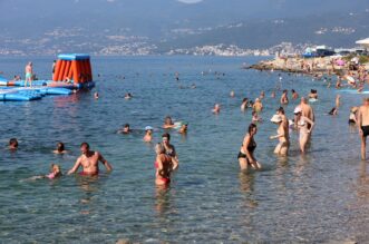 Rijeka: Plaža Kantrida puna je kupača Rijeka: Plaža Kantrida puna je kupača