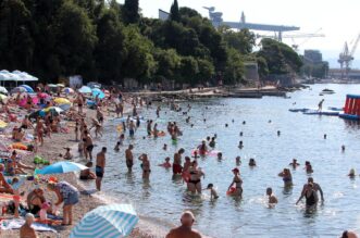 Rijeka: Plaža Kantrida puna je kupača Rijeka: Plaža Kantrida puna je kupača
