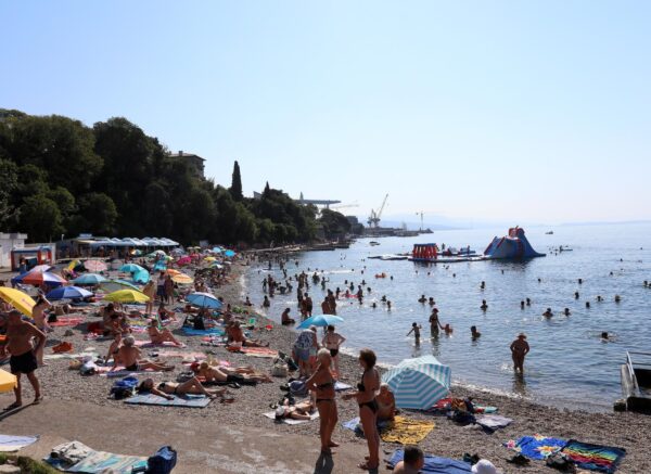 Rijeka: Plaža Kantrida puna je kupača