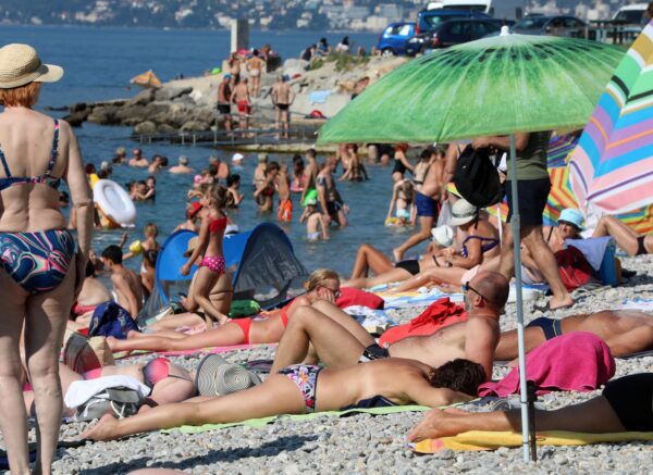 Rijeka: Plaža Kantrida puna je kupača