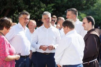 Andrej Plenković sudjelovao na svetoj misi na Trsatu povodom blagdana Velike Gospe Andrej Plenković sudjelovao na svetoj misi na Trsatu povodom blagdana Velike Gospe