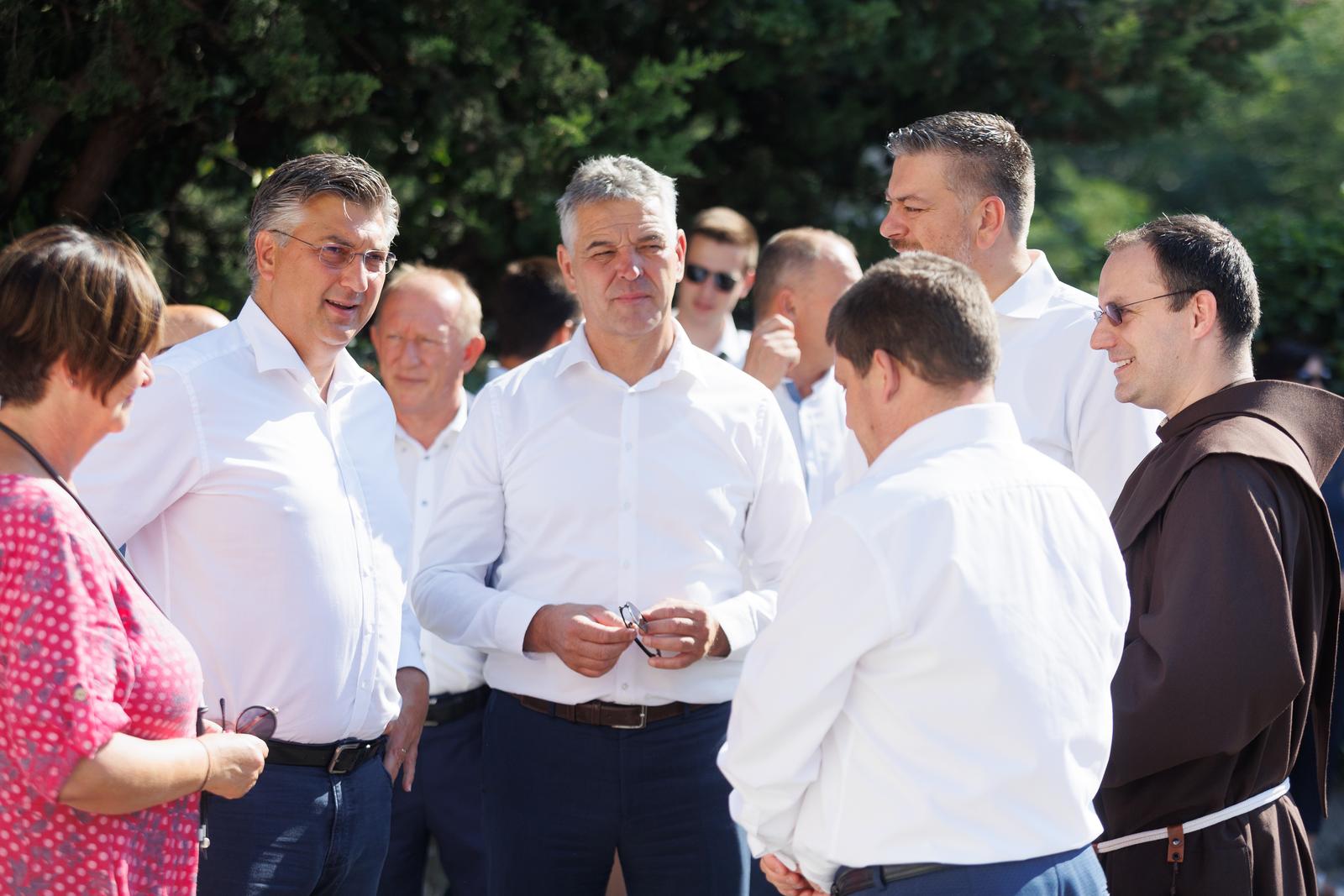 Andrej Plenković sudjelovao na svetoj misi na Trsatu povodom blagdana Velike Gospe Andrej Plenković sudjelovao na svetoj misi na Trsatu povodom blagdana Velike Gospe