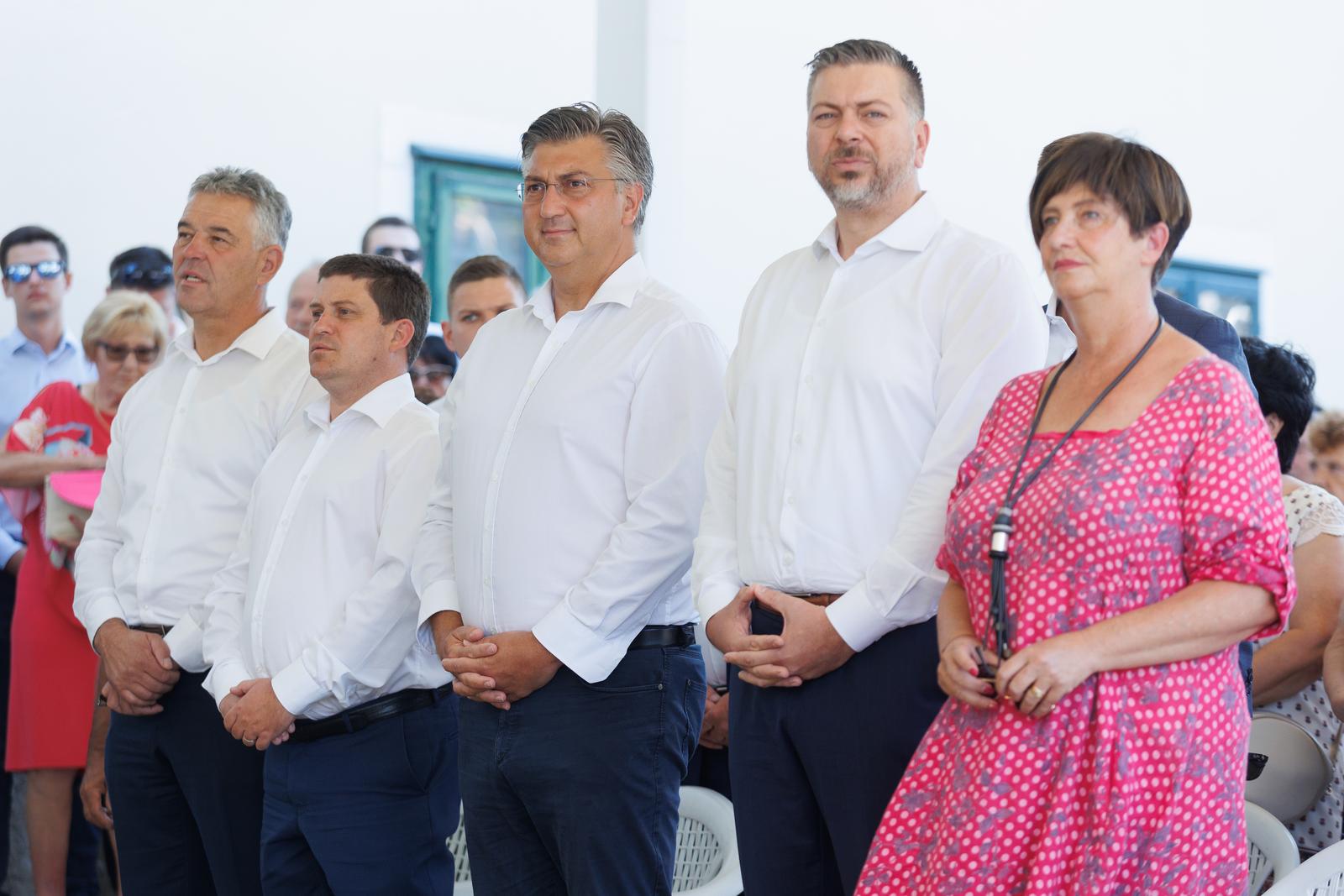 Andrej Plenković sudjelovao na svetoj misi na Trsatu povodom blagdana Velike Gospe Andrej Plenković sudjelovao na svetoj misi na Trsatu povodom blagdana Velike Gospe