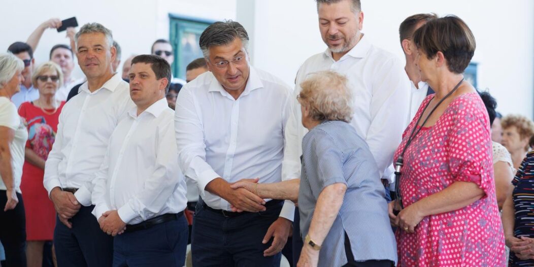 Andrej Plenković sudjelovao na svetoj misi na Trsatu povodom blagdana Velike Gospe Andrej Plenković sudjelovao na svetoj misi na Trsatu povodom blagdana Velike Gospe