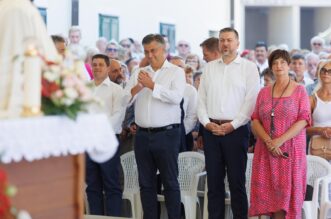 Andrej Plenković sudjelovao na svetoj misi na Trsatu povodom blagdana Velike Gospe Andrej Plenković sudjelovao na svetoj misi na Trsatu povodom blagdana Velike Gospe