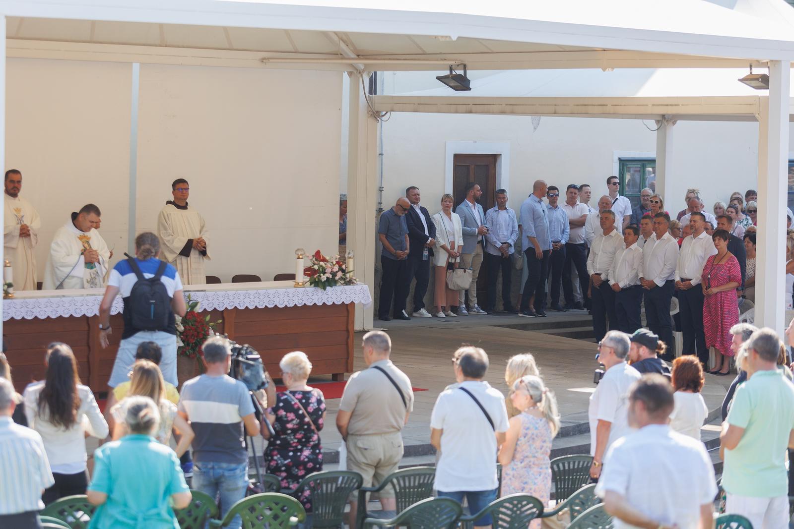 Andrej Plenković sudjelovao na svetoj misi na Trsatu povodom blagdana Velike Gospe Andrej Plenković sudjelovao na svetoj misi na Trsatu povodom blagdana Velike Gospe