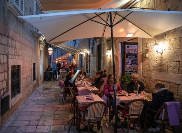 Iako je loše vrijeme ulice Dubrovnika pune su gostiju