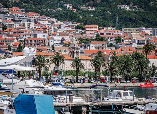 Makarska: Pogled na novoizgrađeni dio