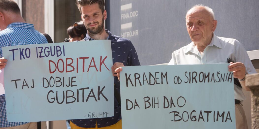 Rijeka: Prosvjed ovršenih građana ispred zgrade Fine Rijeka: Prosvjed ovršenih građana ispred zgrade Fine