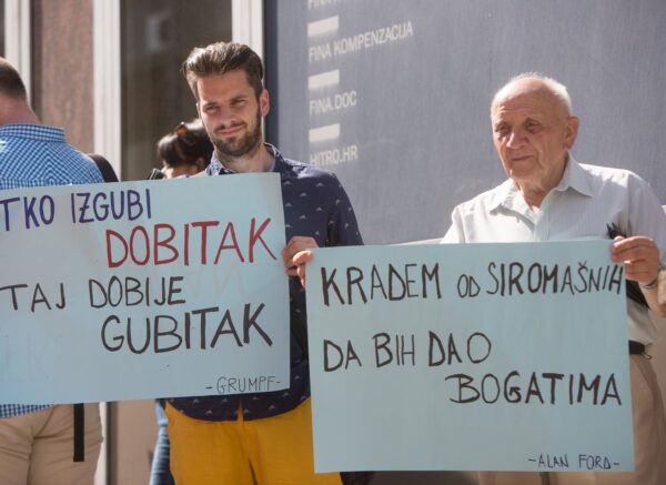 Rijeka: Prosvjed ovršenih građana ispred zgrade Fine