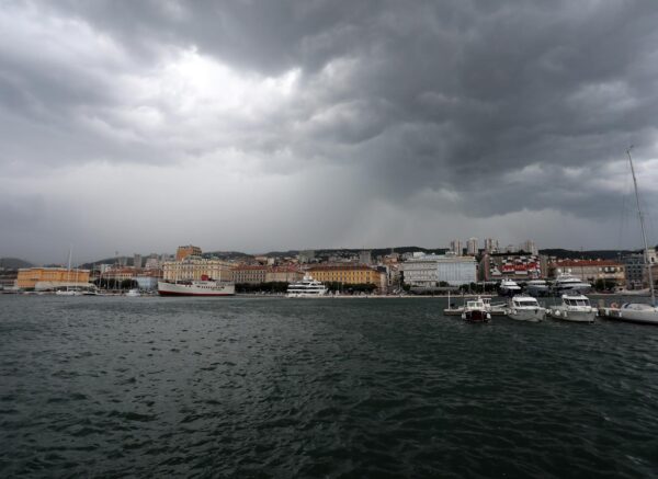 Rijeka: Olujni oblaci nad gradom
