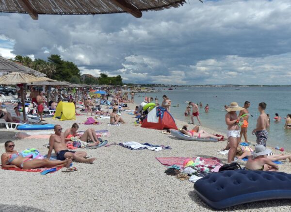 Vir: Posjetitelji plaže uživaju u sunčanju i kupanju