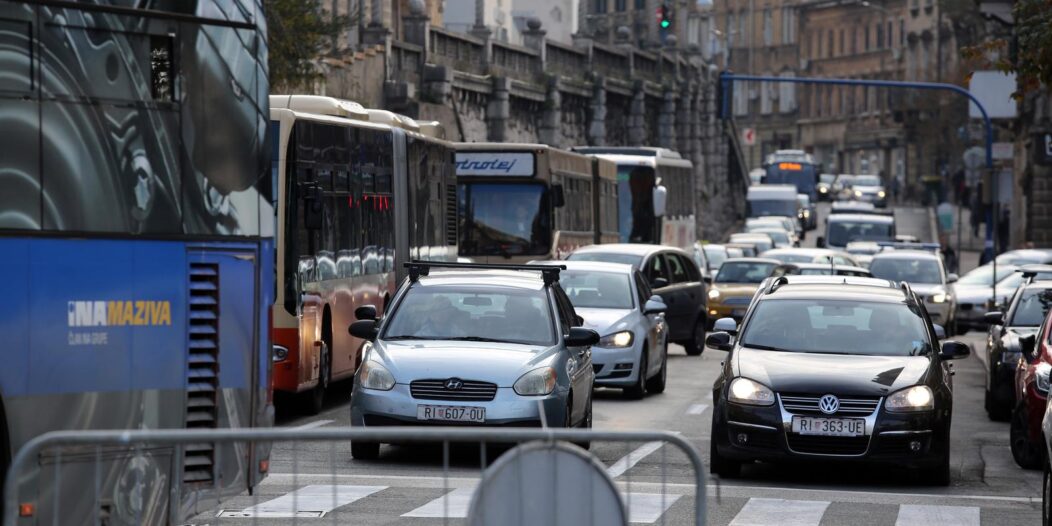 Rijeka: Gužva u prometu zbog zatvorene Adamićeve ulice nakon urušavanja skele Rijeka: Gužva u prometu zbog zatvorene Adamićeve ulice nakon urušavanja skele