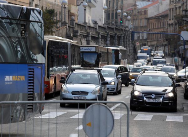 Rijeka: Gužva u prometu zbog zatvorene Adamićeve ulice nakon urušavanja skele