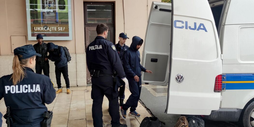 Zagreb: Policija odvozi migrante koji su boravili na Glavnom kolodvoru Zagreb: Policija odvozi migrante koji su boravili na Glavnom kolodvoru