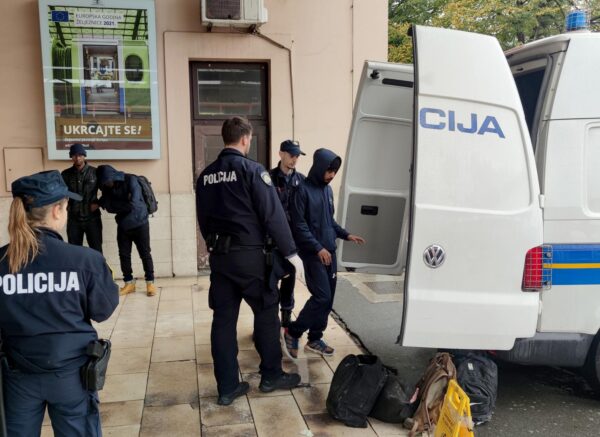 Zagreb: Policija odvozi migrante koji su boravili na Glavnom kolodvoru