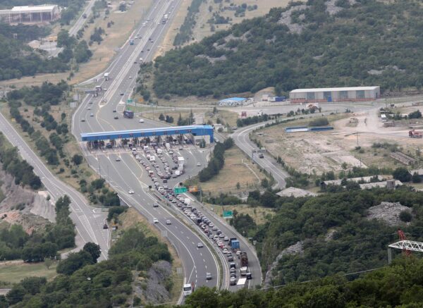 Kolone vozila na naplatnim kućicama na Kikovici i na autocesti A6 Rijeka-Zagreb