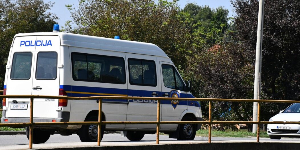 Trenkovo: Skrivio prometnu nesreću pa sletio u potok Veličanku, policija traga za počiniteljem Trenkovo: Skrivio prometnu nesreću pa sletio u potok Veličanku, policija traga za počiniteljem