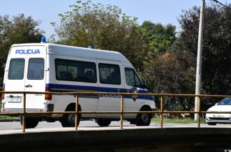 Trenkovo: Skrivio prometnu nesreću pa sletio u potok Veličanku, policija traga za počiniteljem Trenkovo: Skrivio prometnu nesreću pa sletio u potok Veličanku, policija traga za počiniteljem
