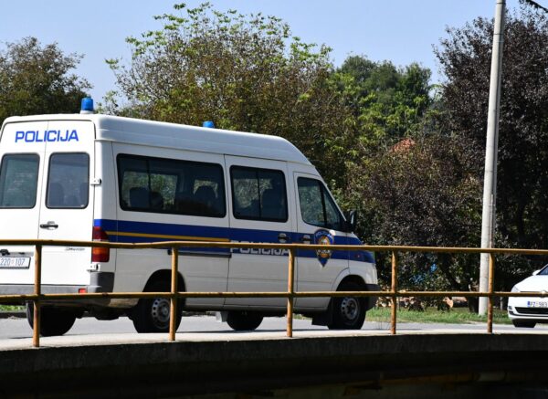 Trenkovo: Skrivio prometnu nesreću pa sletio u potok Veličanku, policija traga za počiniteljem