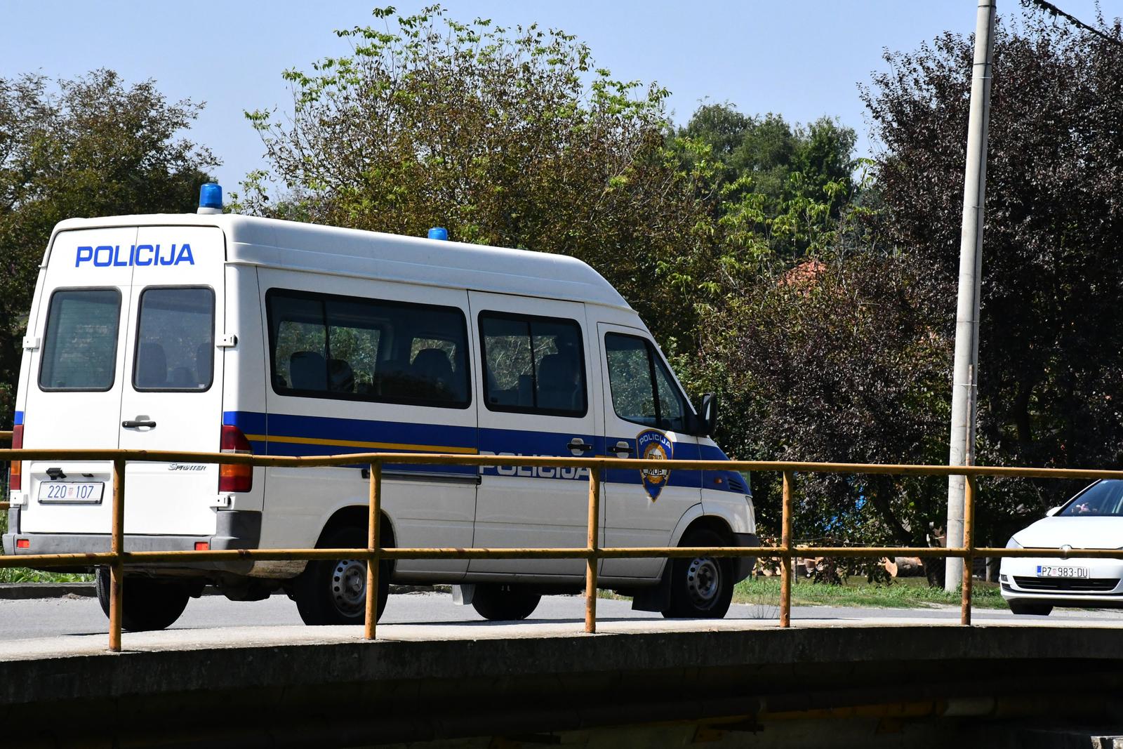 Trenkovo: Skrivio prometnu nesreću pa sletio u potok Veličanku, policija traga za počiniteljem Trenkovo: Skrivio prometnu nesreću pa sletio u potok Veličanku, policija traga za počiniteljem