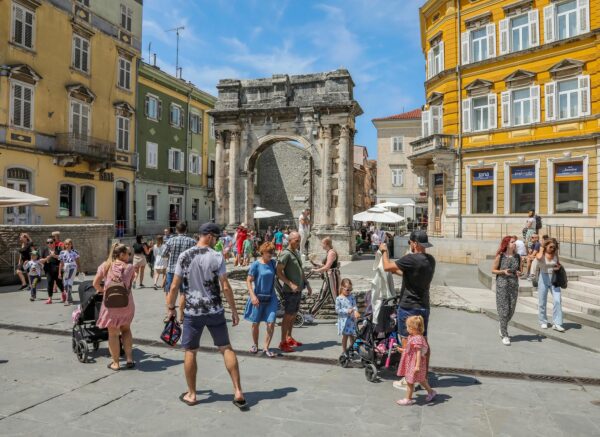 Pula: Turisti u obilasku grada