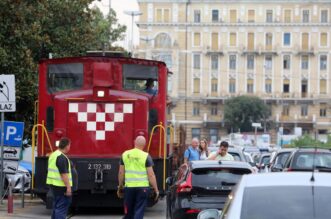 Rijeka: Osobno vozilo blokiralo prolaz vlaka putničkom obalom Rijeka: Osobno vozilo blokiralo prolaz vlaka putničkom obalom