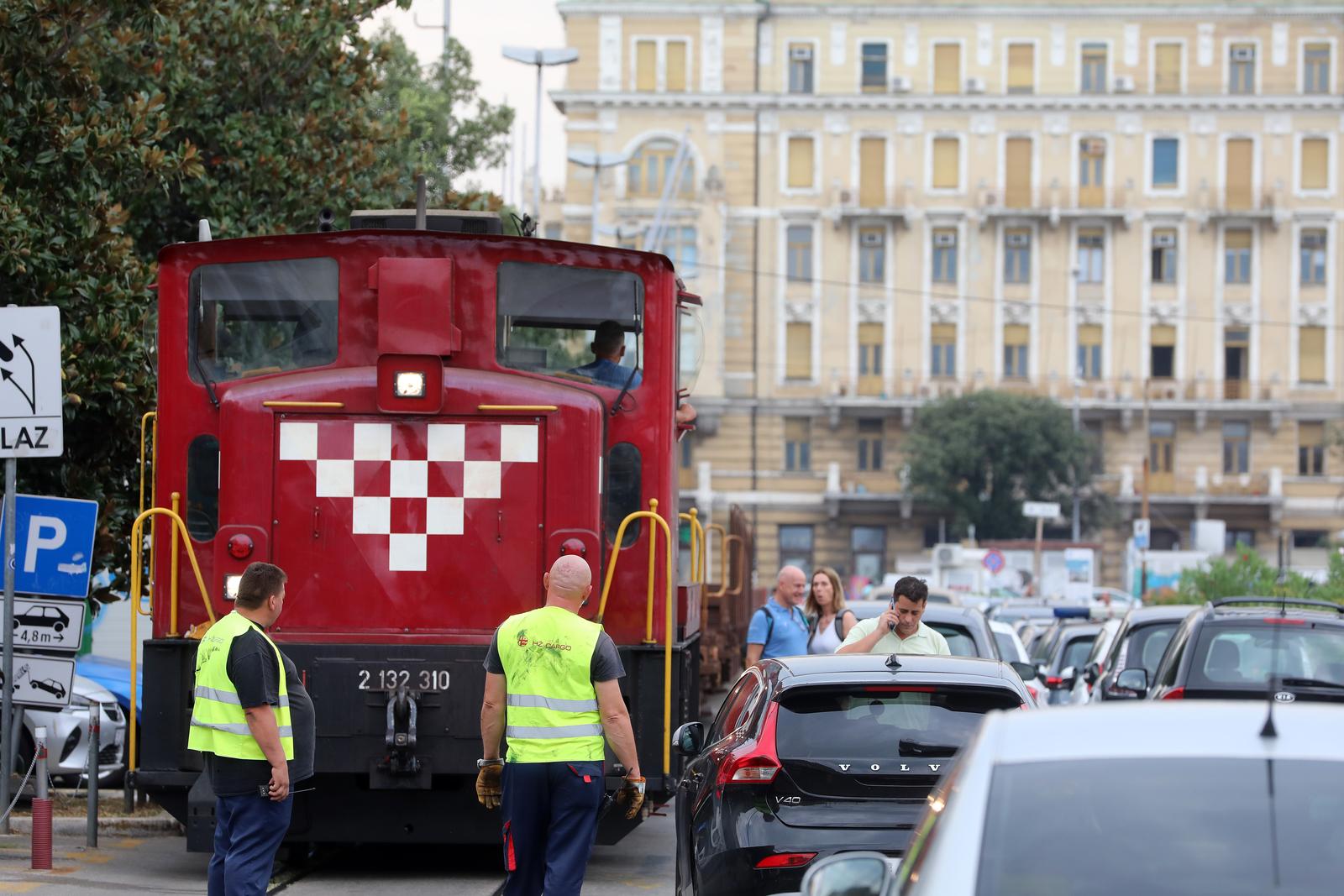 Rijeka: Osobno vozilo blokiralo prolaz vlaka putničkom obalom Rijeka: Osobno vozilo blokiralo prolaz vlaka putničkom obalom
