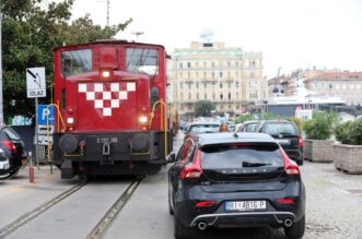 Rijeka: Osobno vozilo blokiralo prolaz vlaka putničkom obalom Rijeka: Osobno vozilo blokiralo prolaz vlaka putničkom obalom