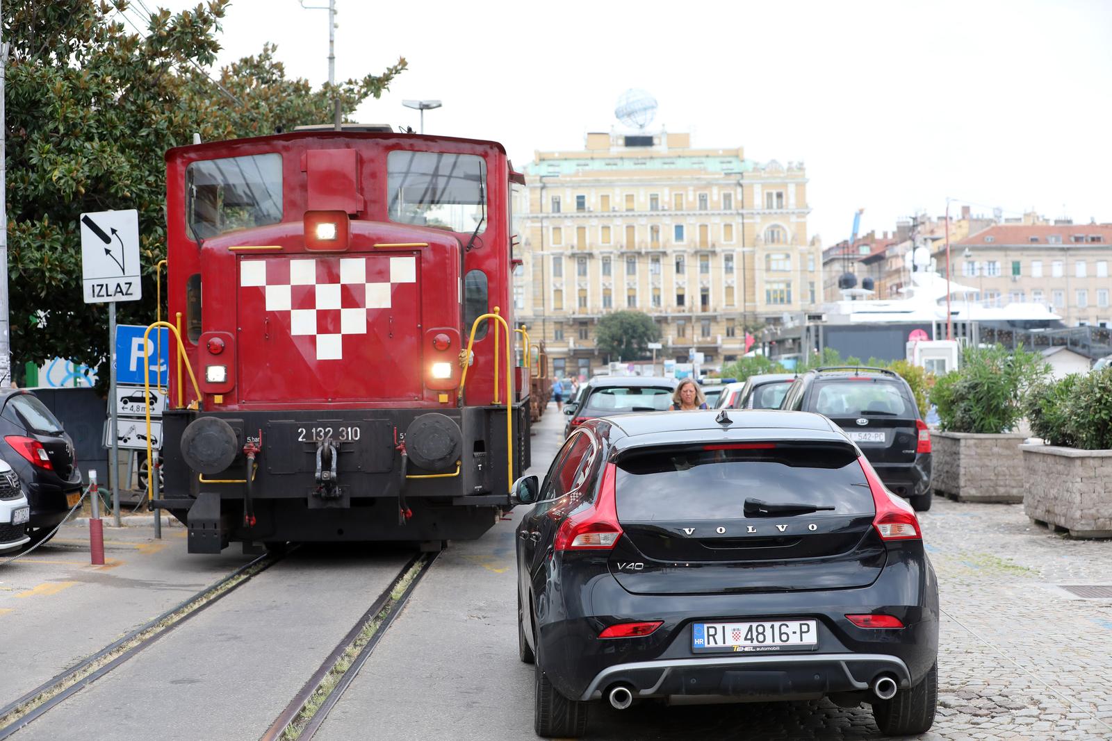 Rijeka: Osobno vozilo blokiralo prolaz vlaka putničkom obalom Rijeka: Osobno vozilo blokiralo prolaz vlaka putničkom obalom