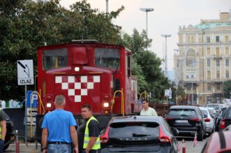 Rijeka: Osobno vozilo blokiralo prolaz vlaka putni?kom obalom Rijeka: Osobno vozilo blokiralo prolaz vlaka putni?kom obalom