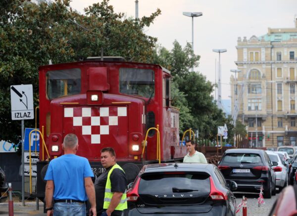Rijeka: Osobno vozilo blokiralo prolaz vlaka putni?kom obalom