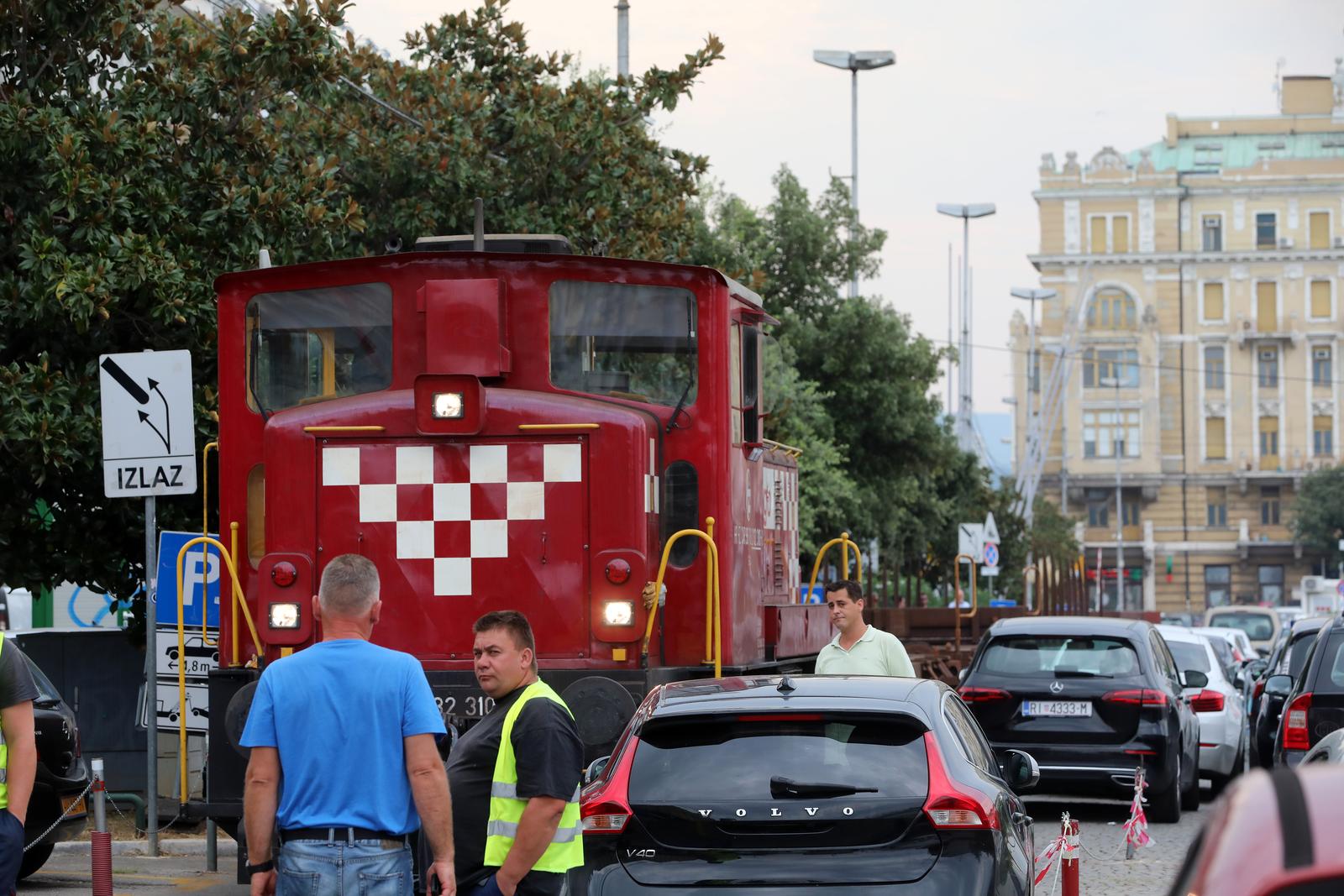 Rijeka: Osobno vozilo blokiralo prolaz vlaka putni?kom obalom Rijeka: Osobno vozilo blokiralo prolaz vlaka putni?kom obalom