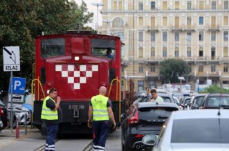Rijeka: Osobno vozilo blokiralo prolaz vlaka putni?kom obalom Rijeka: Osobno vozilo blokiralo prolaz vlaka putni?kom obalom