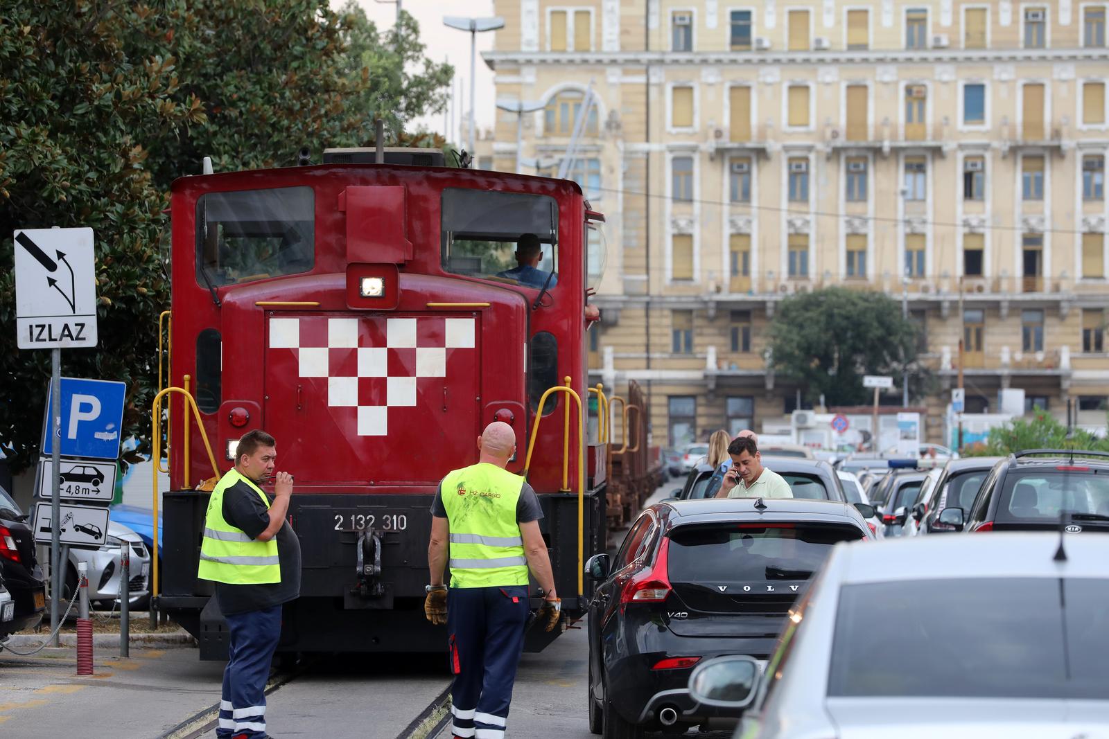 Rijeka: Osobno vozilo blokiralo prolaz vlaka putni?kom obalom Rijeka: Osobno vozilo blokiralo prolaz vlaka putni?kom obalom