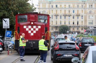 Rijeka: Osobno vozilo blokiralo prolaz vlaka putničkom obalom Rijeka: Osobno vozilo blokiralo prolaz vlaka putničkom obalom