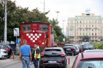 Rijeka: Osobno vozilo blokiralo prolaz vlaka putničkom obalom Rijeka: Osobno vozilo blokiralo prolaz vlaka putničkom obalom